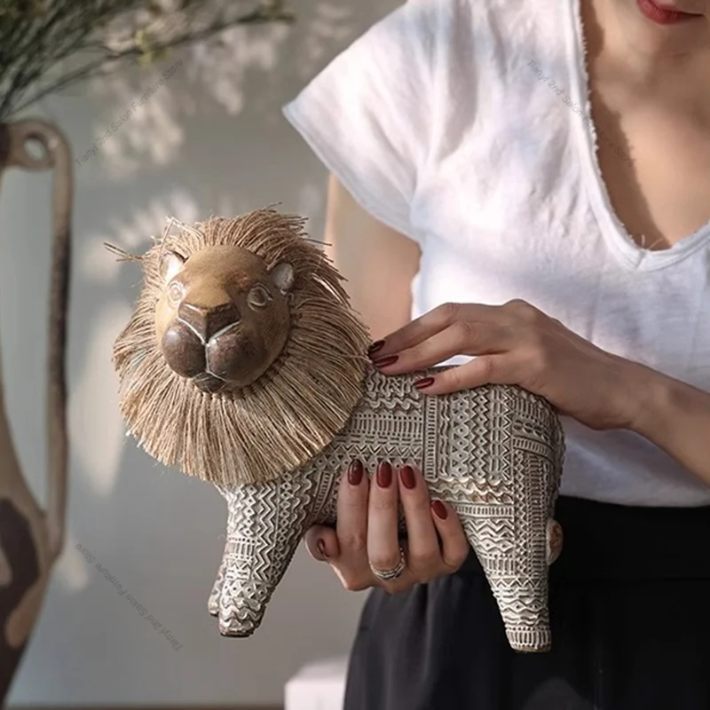 Art Craft Room Ideas - ​ ​ สไตล์นอร์ดิกศิลปะรูปปั้นสิงโตขนาดเล็กงานฝีมือทำด้วยมือศิลปะประติมากรรมห้องนอนห้องนั่งเล่นโต๊ะทำงานตกแต่งบ้านไอเดียของขวัญ FYFM ​ ​